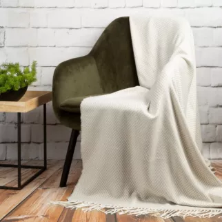 Koc akrylowy 130x170 cm beżowo, biały z drobnym strukturalnym wzorem i frędzlami AKRYL 3 EUROFIRANY PREMIUM