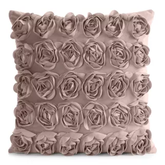 Poszewka na poduszkę 45 x 45 cm z welwetu kolor pudrowy zdobiona 3D aplikacją róż ROSES Eva Minge Eurofirany