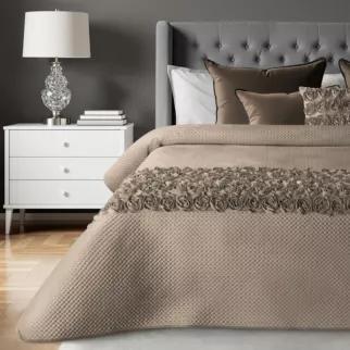 Narzuta welwetowa ciemnobeżowa 220x240 cm zdobiona pasem róż 3D ROSES Eva Minge Eurofirany