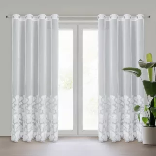 Dekoracja okienna biała z gładkiej tkaniny zdobiona pasem aplikacji w kwiaty z koralikami 140x250 cm przelotka JASMIN EVA MINGE Eurofirany