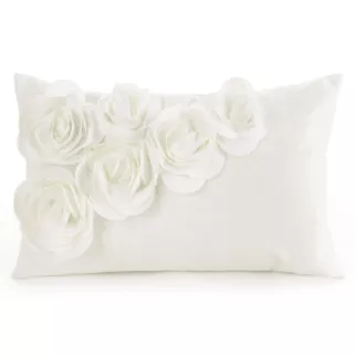 Poszewka na poduszkę 30 x 50 cm welwetowa kolor kremowy zdobiona aplikacja w róże Eurofirany