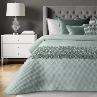 Narzuta welwetowa miętowa 220x240 cm zdobiona pasem róż 3D ROSES Eva Minge Eurofirany