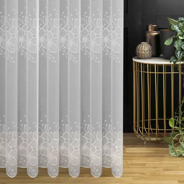 Firana szyta na taśmie 5 cm biała z cienkiej etaminy ozdobionej matowym haftem w kwiatowy wzór