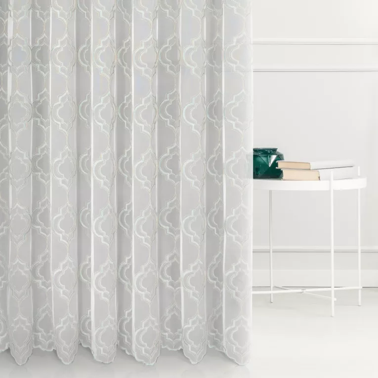 Firana szyta na tunelu LAVISH kremowo turkusowa z delikatnej tkaniny haftowanej grubą kordonkową nicią