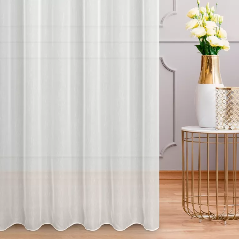 Firana szyta na taśmie 8 cm naturalna z miękkiej tkaniny o delikatnym efekcie deszczyku, wykończona obciążnikiem