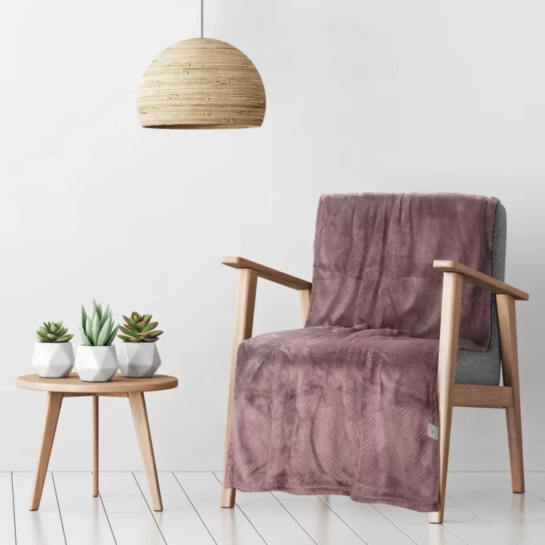 Narzuta na fotel-koc  70x160 cm wrzosowa miękka w dotyku z wytłaczanym wzorem jodełki CINDY 5 DESIGN 91 Eurofirany