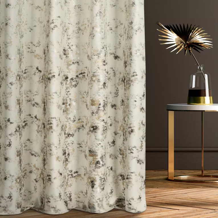 Zasłona szyta na taśmie fala kremowo szampańska z welwetowej tkaniny z błyszczącym nadrukiem od dołu
