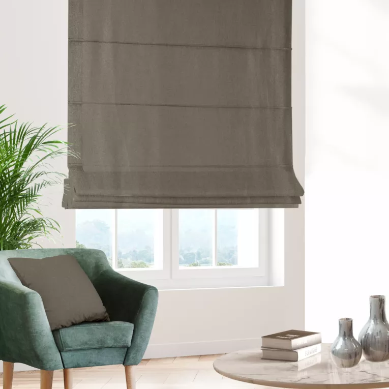 Roleta rzymska ciemnobeżowa z błyszczącej tkaniny zaciemniającej