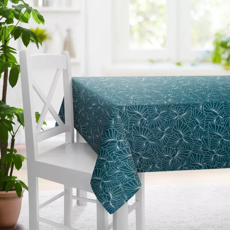 Obrus szyty turkusowo biały z miękkiej, welwetowej tkaniny, z nadrukowanym dużym wzorem kwiatowym