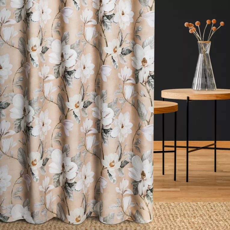 Zasłona szyta na flexach pudrowo różowo kremowa z tkaniny o płóciennym splocie z nadrukiem w magnolie