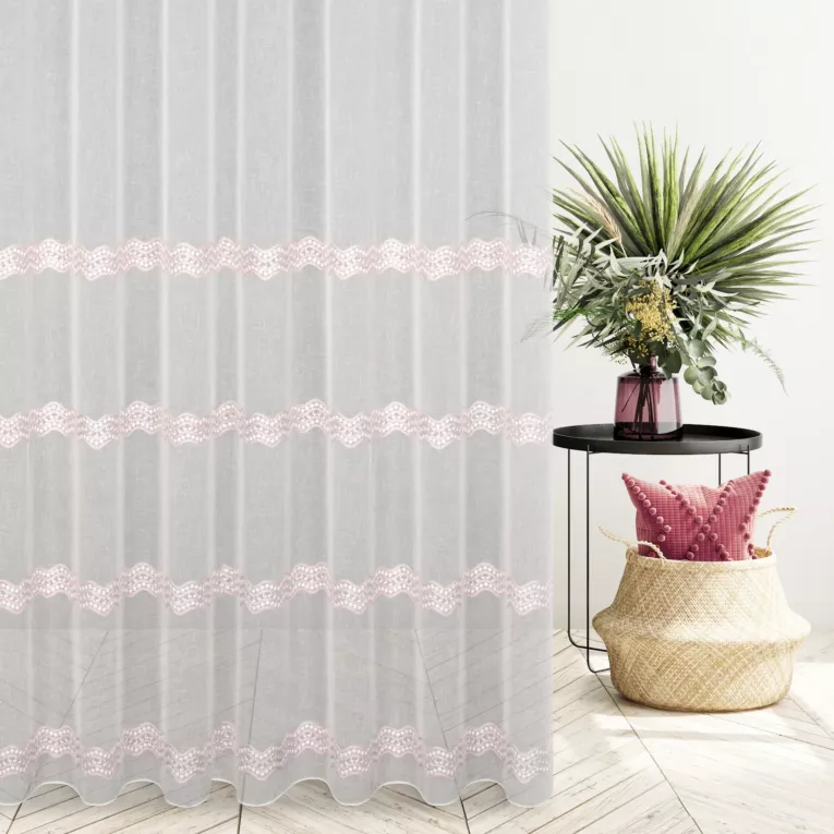 Firana szyta na tunelu kremowo pudrowa z miękkiej etaminy z poziomymi pasami haftu