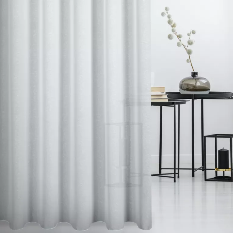 Firana szyta na przelotkach biała z matowej tkaniny muślinowej z delikatnym wzorem