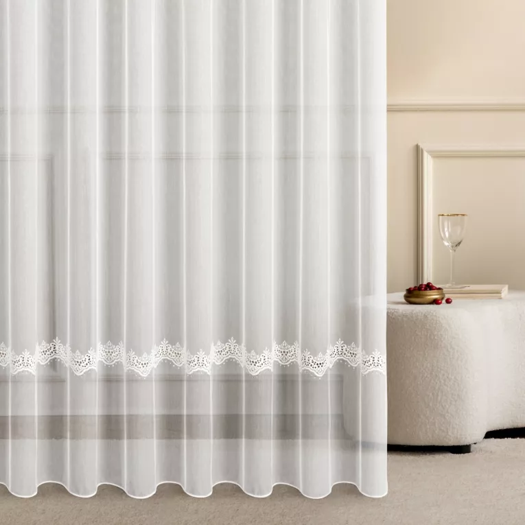 Firana szyta na taśmie fala biała z tkaniny z efektem deszczyku, zdobionej haftem z kryształkami, wykończona podwójnym podwinięciem tkaniny
 i obciążniki