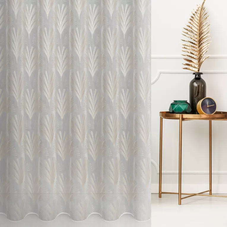 Firana szyta na przelotkach biało złota z tkaniny typu BATYST z delikatnie połyskującym, geometrycznym nadrukiem na całości tkaniny, wykończona obciążnikiem