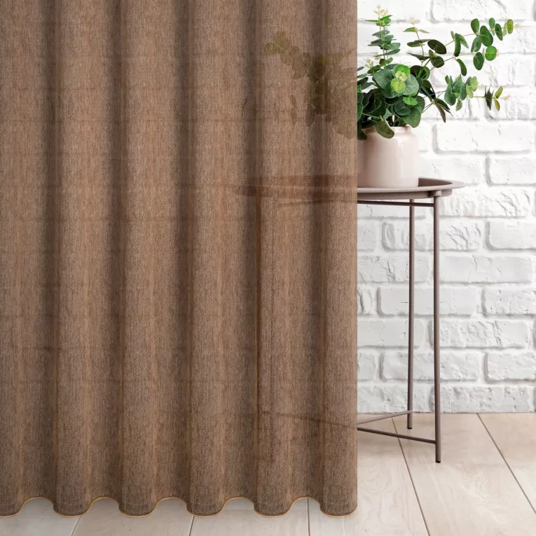 Firana szyta na flexach miedziana z siateczkowej tkaniny o naturalnym splocie i delikatnym połysku, wykończona obciążnikiem