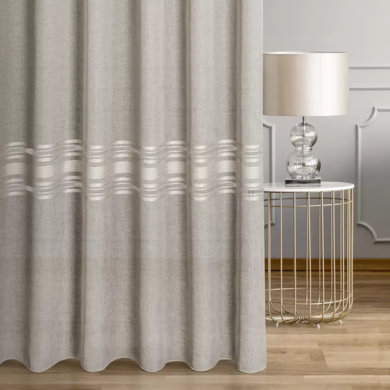 Firana szyta na taśmie 8 cm jasnobrązowa z matowej tkaniny o naturalnym wyglądzie z ażurowymi pasami, wykończona obciążnikiem