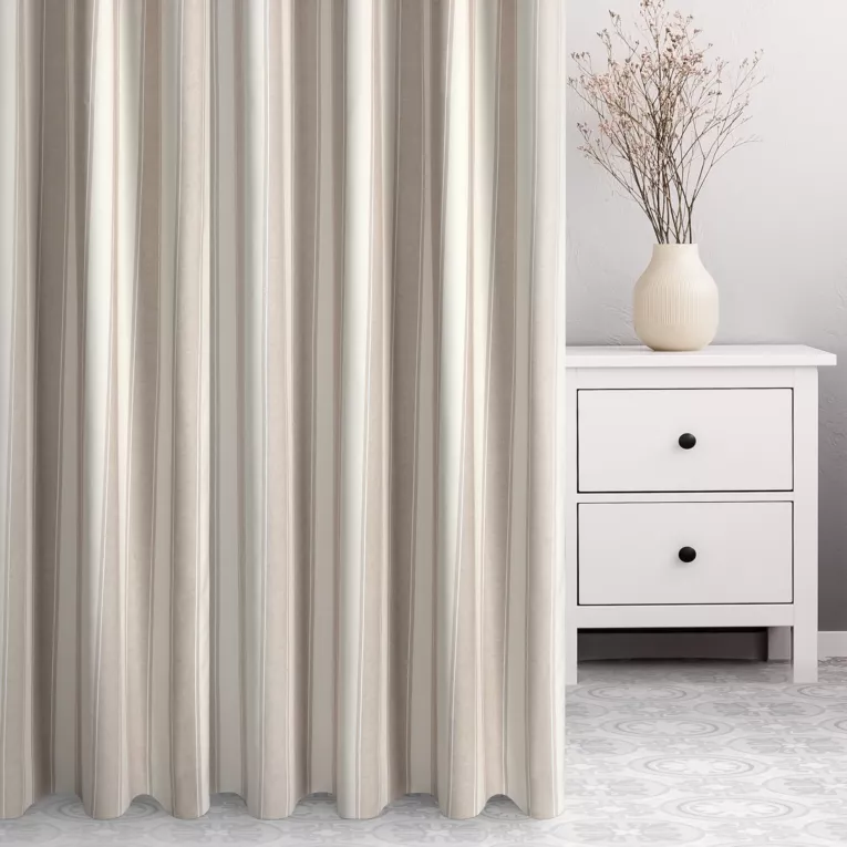 Zasłona szyta na flexach kremowo beżowa z tkaniny o naturalnym splocie z nadrukowanym wzorem w pasy