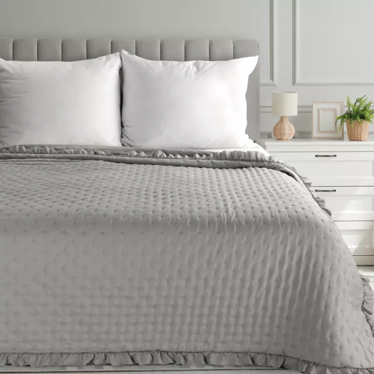 Narzuta szarobeżowa 220x240 cm obszyta falbaną pikowana techniką hot press LIBI 3 EUROFIRANY CLASSIC