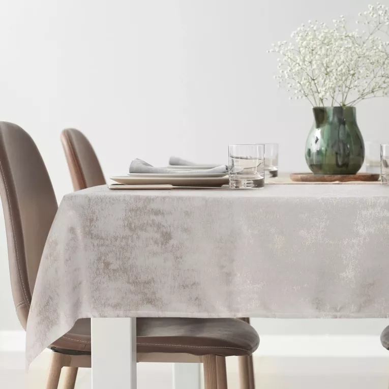 Obrus kremowo, szampański 160x280 cm żakardowy INES z subtelnym delikatnym wzorem przecierki