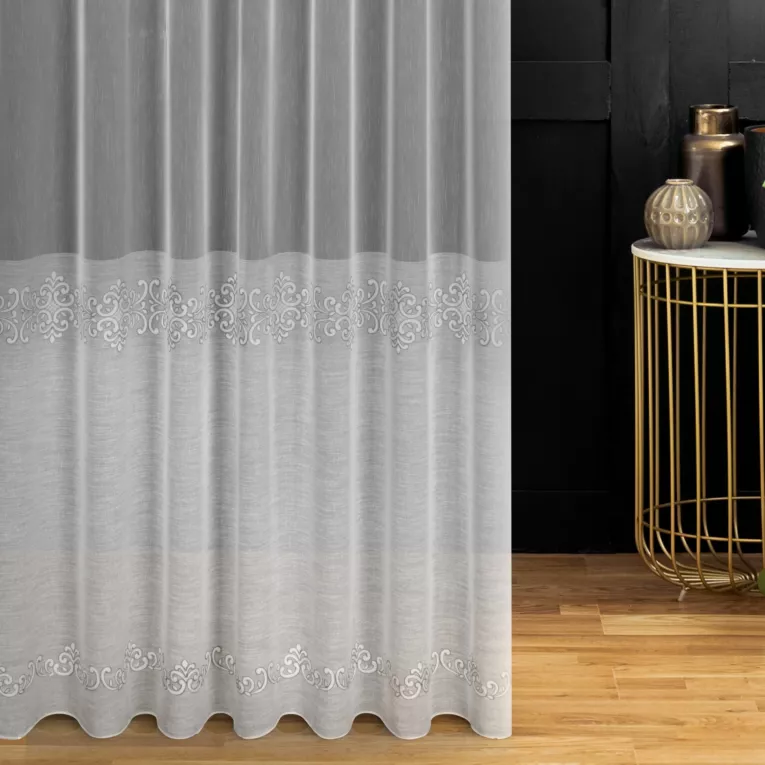 Firana szyta na taśmie 8 cm kremowo popielata z matowej tkaniny z ozdobnym dołem