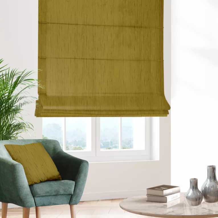 Roleta rzymska musztardowa z tkaniny welwetowej w pionowe prążki, wykończona obciążnikiem