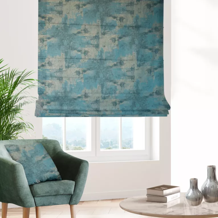 Roleta rzymska turkusowo złocista z miękkiej, welwetowej tkaniny z nieregularnym wzorem i błyszczącym nadrukiem