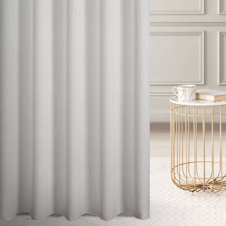 Firana szyta na tunelu jasnokremowa z półmatowej etaminy z efektem melanżu, wykończona obciążnikiem