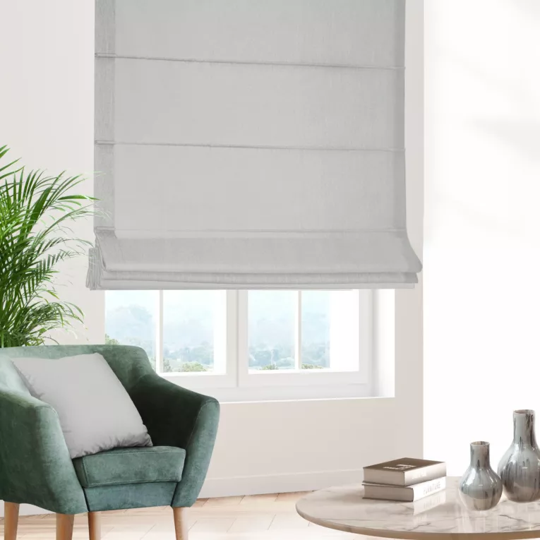 Roleta rzymska srebrna ze strukturalnej tkaniny typu blackout, zaciemniająca w 100%