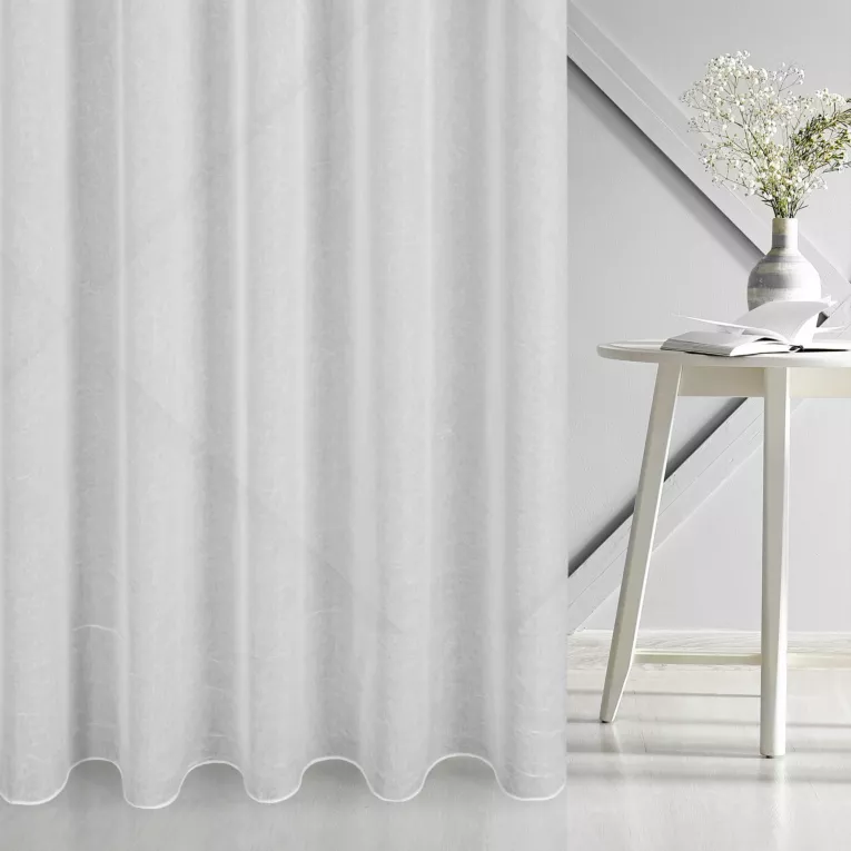 Firana szyta na taśmie 5 cm biała z miękkiej w dotyku, delikatnie połyskującej, kreszowanej tkaniny, wykończona obciążnikiem