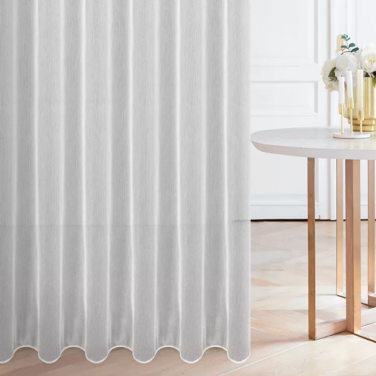 Firana szyta na taśmie 5 cm biało srebrna z matowej tkaniny z połyskujaca nicią, wykończona obciążnikiem