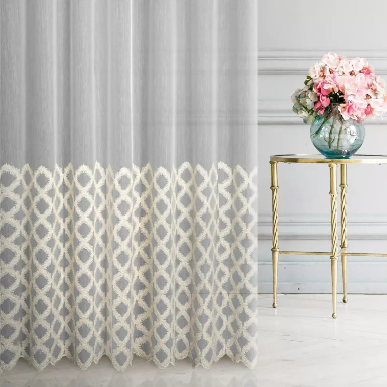 Firana szyta na taśmie fala kremowo złota z matowej tkaniny ADEN zdobionej geometrycznym haftem z dodatkiem złotej nici