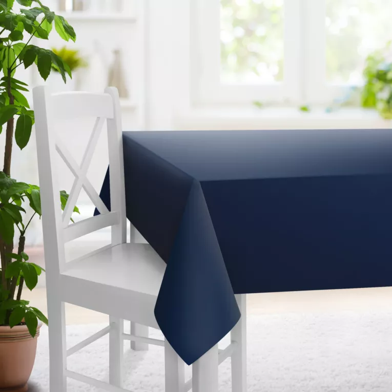 Obrus szyty granatowy z gładkiej tkaniny typu blackout