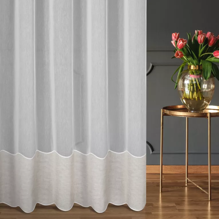 Tkanina firanowa z adenu zdobiona pasem kornelii