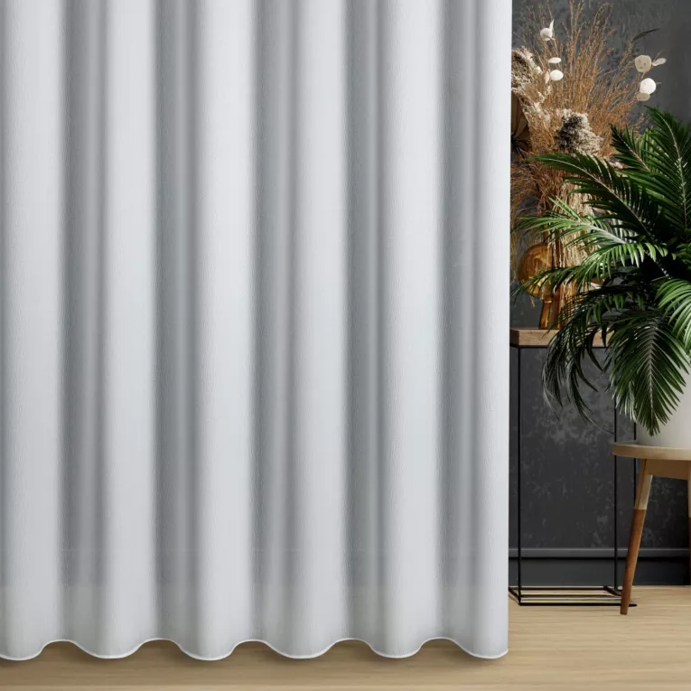 Firana szyta na taśmie 5 cm biała z delikatnej tkaniny w drobny, falowany wzór, wykończona obciążnikiem