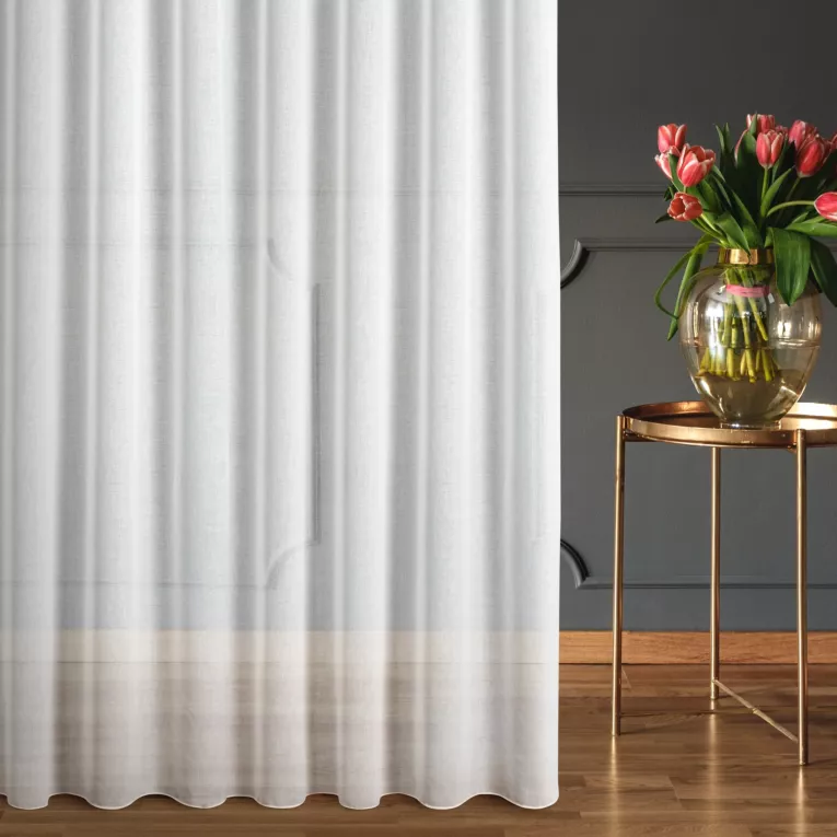Firana szyta na flexach kremowa z gładkiej matowej etaminy, wykończonej obciążnikiem