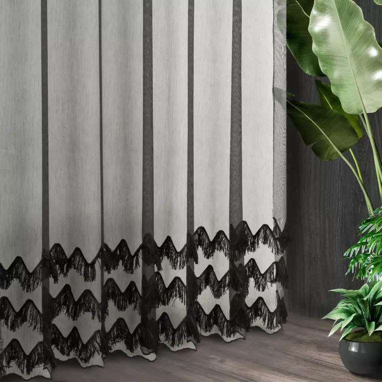 Firana szyta na taśmie 5 cm czarna z delikatnej tkaniny typu aden zdobiona asymetrycznym frędzlowym haftem Italissima Eva Minge