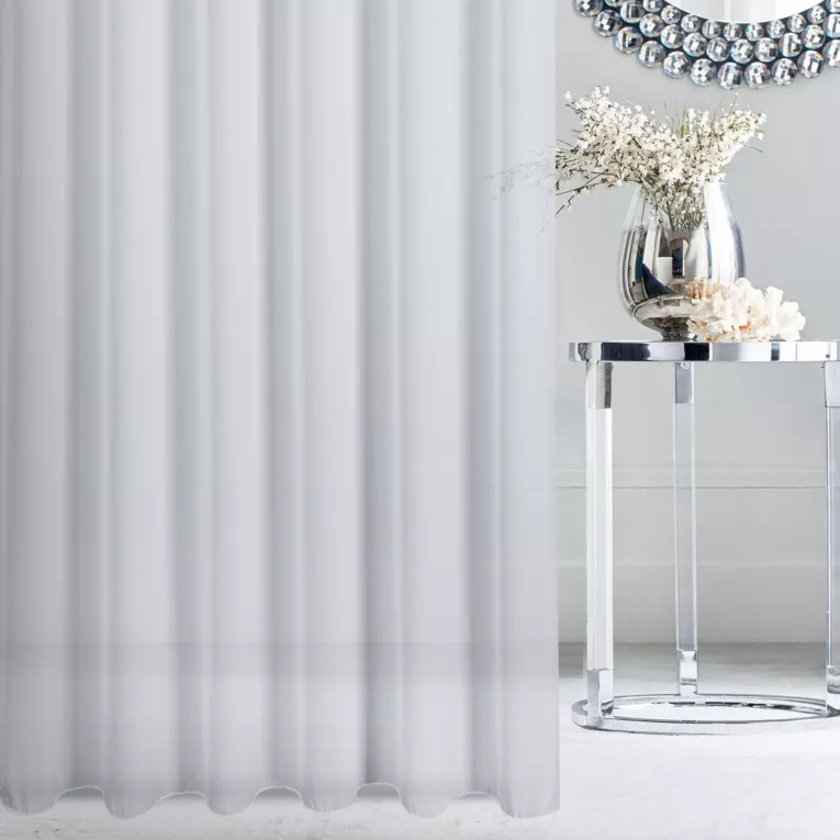 Firana szyta na przelotkach naturalna z jedwabiście miękkiej matowej krepy, wykończona obciążnikiem