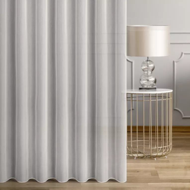 Firana szyta na taśmie fala biała z miękkiej, delikatnie połyskujacej tkaniny, wykończonej obciążnikiem