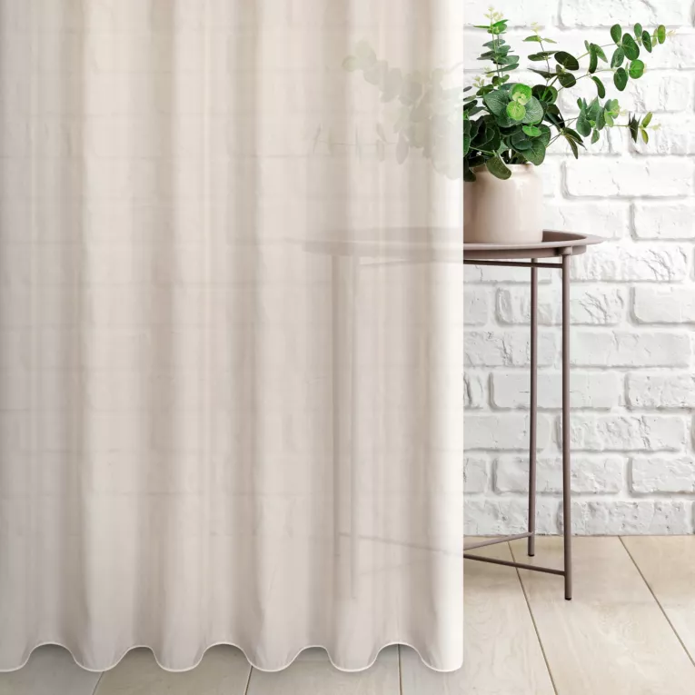 Firana szyta na przelotkach beżowa z miękkiej i połyskliwej tkaniny, wykończona obciążnikiem