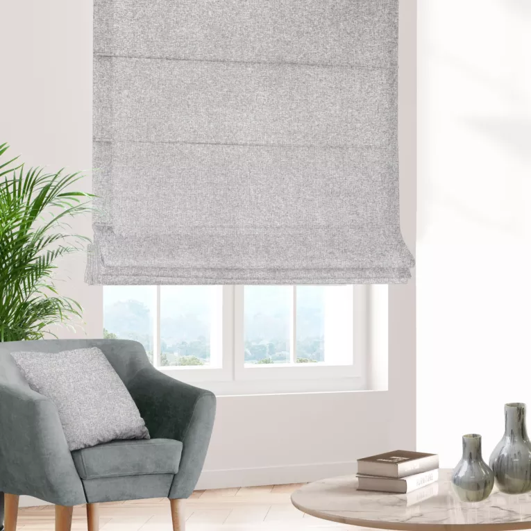 Roleta rzymska srebrna z tkaniny trudnopalnej, zaciemniającej, typu blackout z efektem melanżu