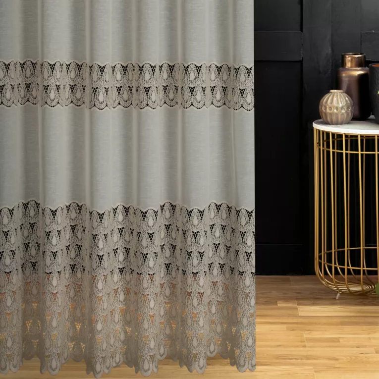 Firana szyta na tunelu beżowa z matowej etaminy ozdobionej szeroką ażurową aplikacją w stylu eko