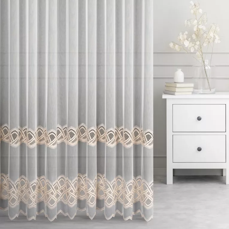 Firana szyta na flexach biało beżowa z delikatnej tkaniny typu aden zdobionej aplikacją o subtelnym połysku