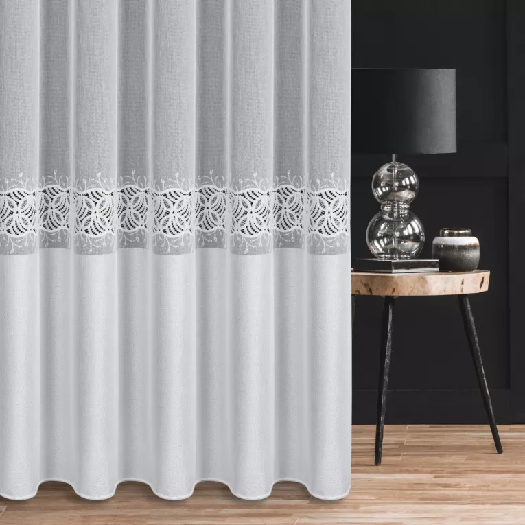 Firana szyta na tunelu biała z matowej luźno tkanej etaminy ozdobionej aplikacją i szerokim plecionym pasem