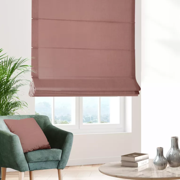 Roleta rzymska pudrowo różowa o naturalnym, gęstym splocie w stylu eko