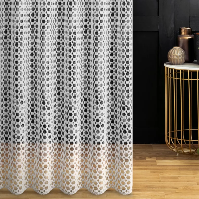 Firana szyta na tunelu biała z tkaniny szenilowej o strukturze siatki, z błyszczącą nicią