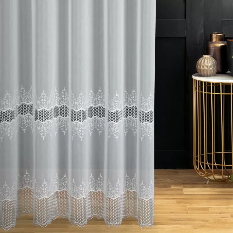 Firana szyta na taśmie 8 cm biała z tkaniny batystowej ozdobionej dwoma pasami aplikacji