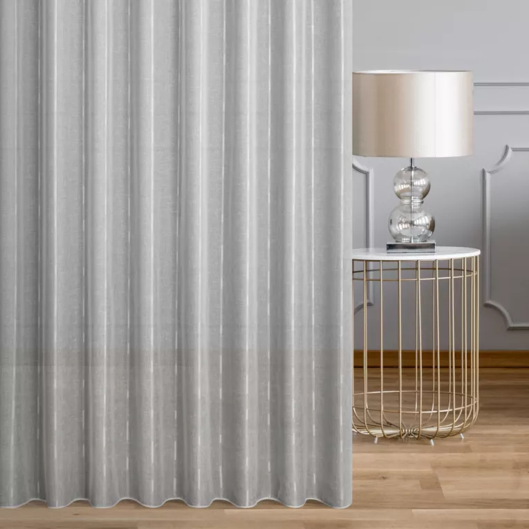 Firana szyta na przelotkach biała z matowej etaminy w pionowe pasy, wykończona obciążnikiem