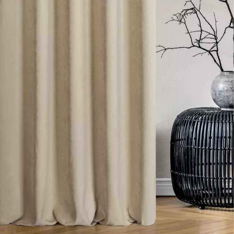 Zasłona szyta na taśmie 5 cm beżowa z miękkiej tkaniny o welurowej strukturze