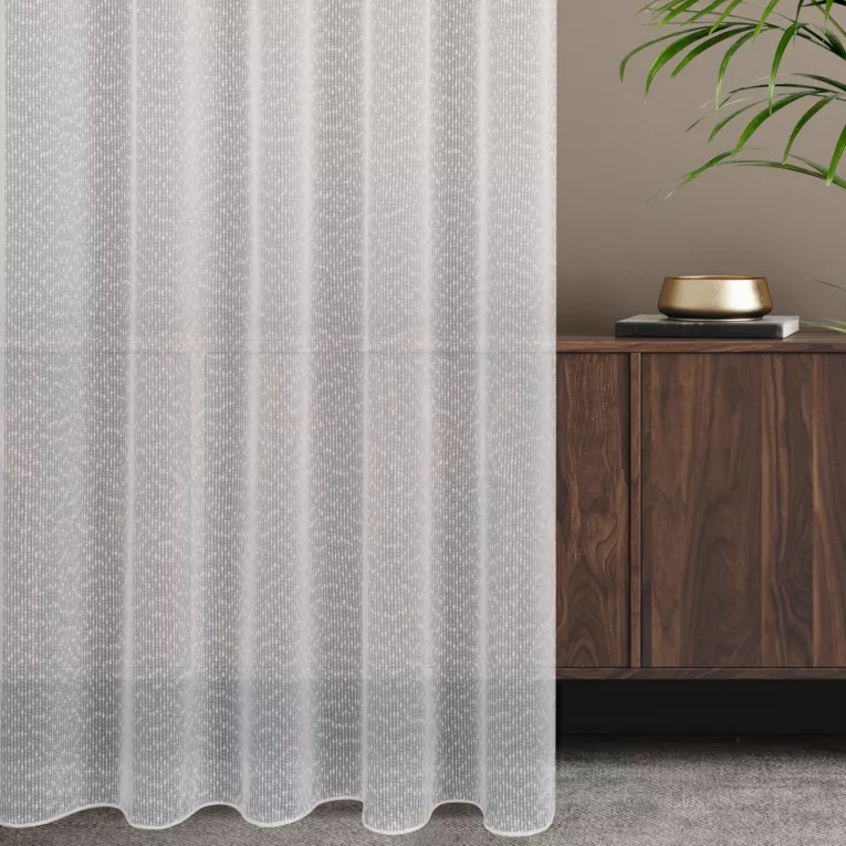 Firana szyta na taśmie 5 cm biała z miękkiej matowej tkaniny o strukturze siatki, wykończona obciążnikiem