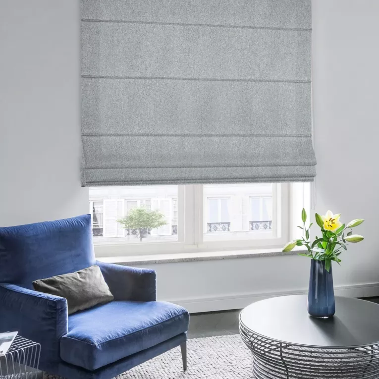 Roleta rzymska INAYA srebrna z miękkiej tkaniny o naturalnym splocie w stylu ekologicznym